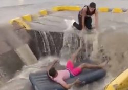 Hombre se avienta en un inflable por una corriente en la calle y se lo traga una coladera