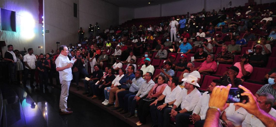 Entrega gobernador Alfonso Durazo 12 millones de pesos en apoyos a pescadores de Guaymas