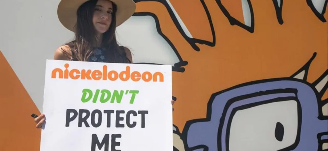 Alexa Nikolas, actriz de Zoey 101, protesta frente a Nickelodeon por abusos contra menores de edad
