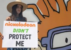 Alexa Nikolas, actriz de Zoey 101, protesta frente a Nickelodeon por abusos contra menores de edad