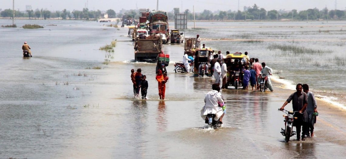 Lluvias en Pakistán dejan más de mil muertos; un tercio del país está bajo el agua
