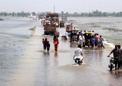 Lluvias en Pakistán dejan más de mil muertos; un tercio del país está bajo el agua