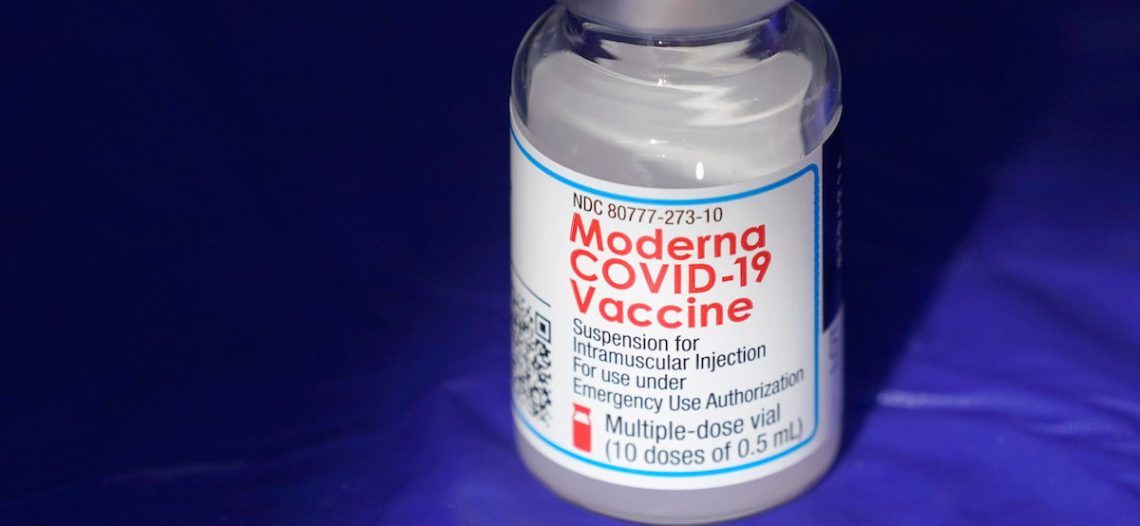 Reino Unido, primer país que aprueba vacuna anticovid de Moderna contra Ómicron