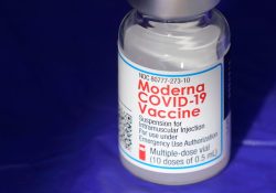 Reino Unido, primer país que aprueba vacuna anticovid de Moderna contra Ómicron