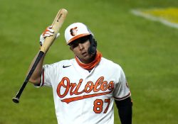 Orioles ‘despluman’ a Azulejos con jonrón de Ramón Urías