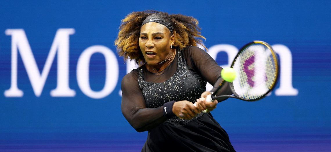 Serena Williams muestra músculo; avanza en el US Open