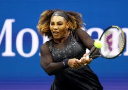 Serena Williams muestra músculo; avanza en el US Open