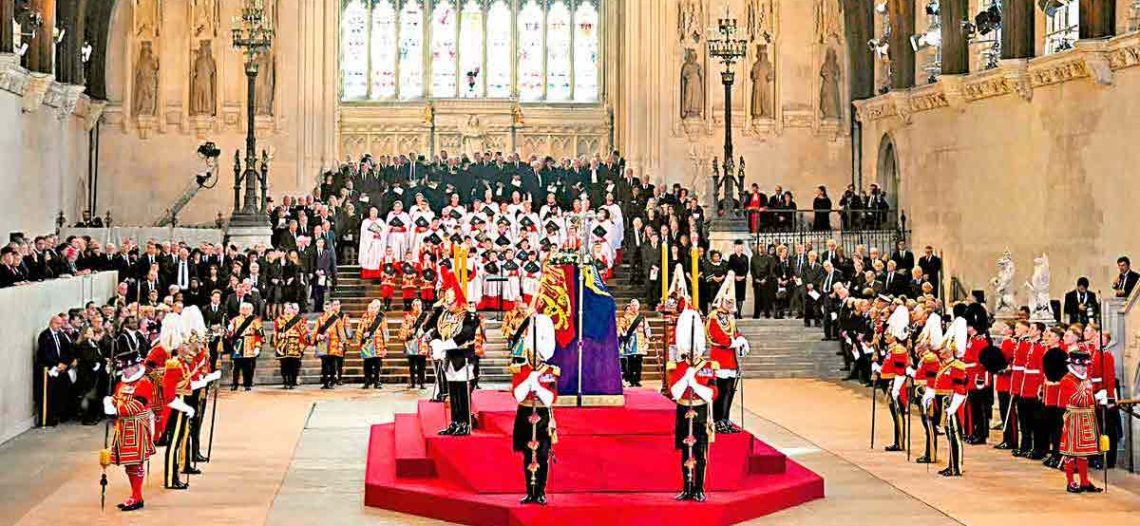 Los restos de la Reina llegan a su última parada