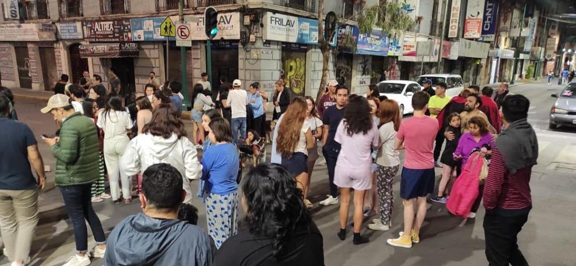 Sismo de 6.9 deja sin luz a más de 300 mil usuarios en CDMX y Edomex