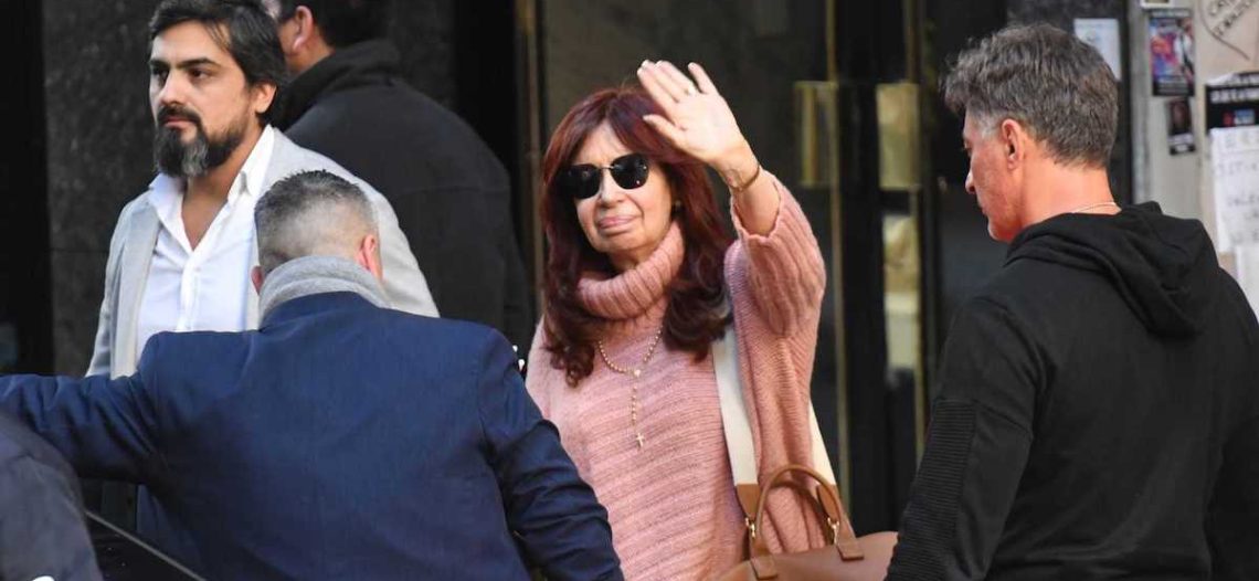 Atacante de Cristina Fernández planeó agresión con su novia, afirma jueza