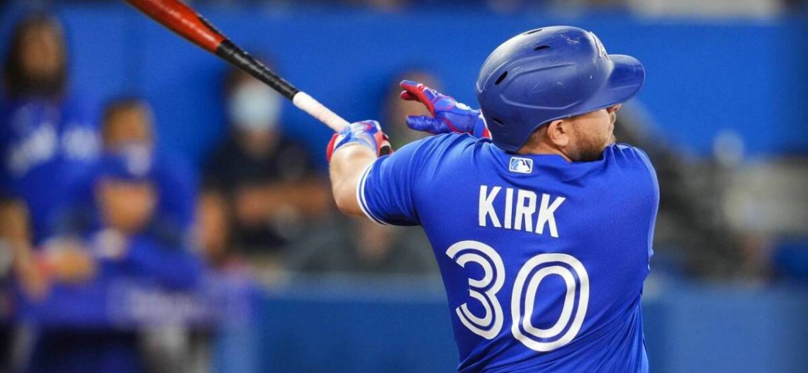 Alejandro Kirk rompe marca mexicana en Grandes Ligas
