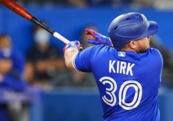 Alejandro Kirk rompe marca mexicana en Grandes Ligas
