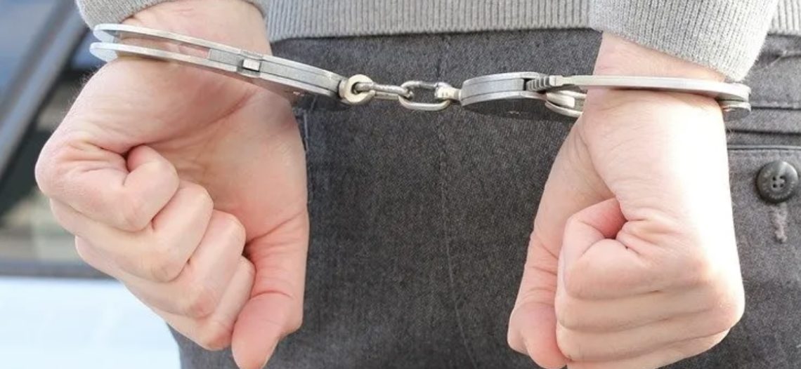 Detienen a padre que abandonó por horas a su hijo de tres años en el auto para ir a casa de citas