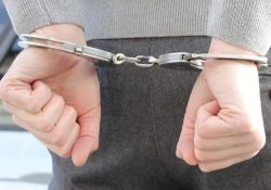 Detienen a padre que abandonó por horas a su hijo de tres años en el auto para ir a casa de citas
