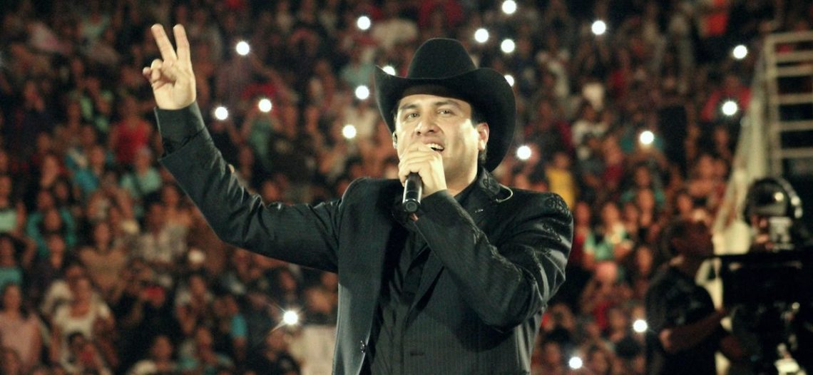 Julión Álvarez desata críticas por broma machista a esposa