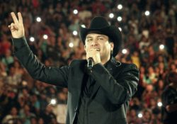 Julión Álvarez desata críticas por broma machista a esposa