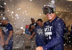 Los Dodgers capturan el título; Urías lanzará en playoffs