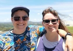 Pareja no binaria prohíbe a médico anunciar sexo de su bebé