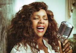 Una mujer, una canción “I will survive” una canción atemporal Hoy Gloria Gaynor cumple 73 años