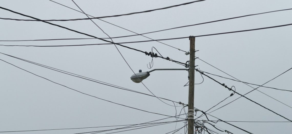 Muere adolescente que se electrocutó con cables de alta tensión que colgaban sobre una banqueta