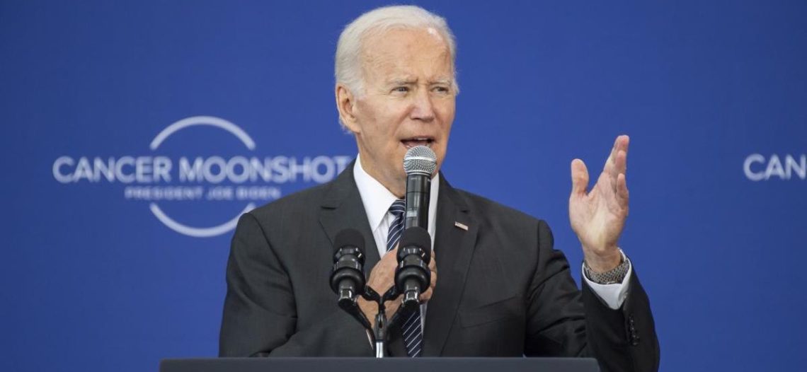 Biden lanza plan de lucha contra el cáncer en EU