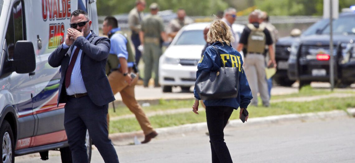 Policía de Uvalde reporta disparos en memorial a víctimas de tiroteo escolar