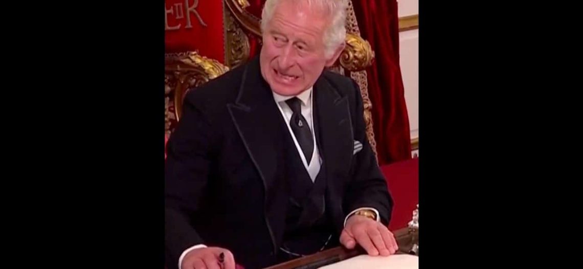Gesto “déspota” del rey Carlos III causa polémica en redes sociales
