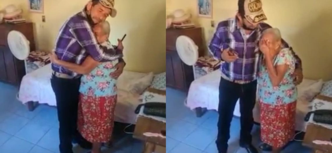 Hombre se reencuentra con su mamá después de 17 años y rompen a llorar; video se hace viral
