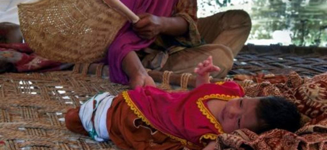 Una madre y su hija recién nacida sobreviven entre el barro tras las inundaciones de Pakistán