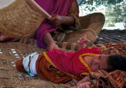 Una madre y su hija recién nacida sobreviven entre el barro tras las inundaciones de Pakistán