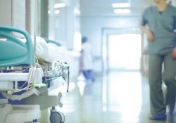 Niña de 6 años entra al hospital por caída y la regresan sin vida a su madre