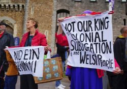 ‘No es mi rey’: Manifestantes antimonárquicos abuchean a Carlos III y cuestionan millonario sueldo real