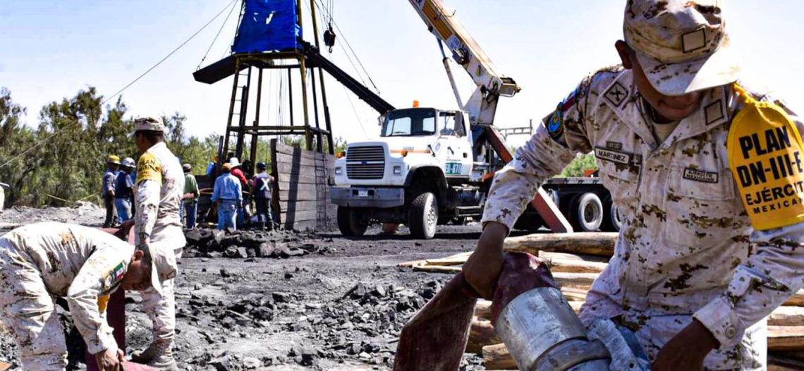 Familias de mineros atrapados en ‘El Pinabete’ en Coahuila reciben 4.7 mdp por indemnización