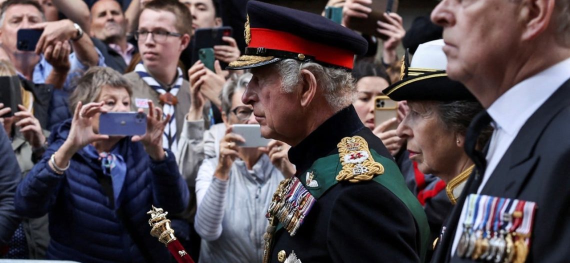 “¡Eres un viejo enfermo!” Así le gritaron al príncipe Andrés desde el público durante cortejo fúnebre de la reina Isabel II