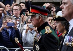 “¡Eres un viejo enfermo!” Así le gritaron al príncipe Andrés desde el público durante cortejo fúnebre de la reina Isabel II