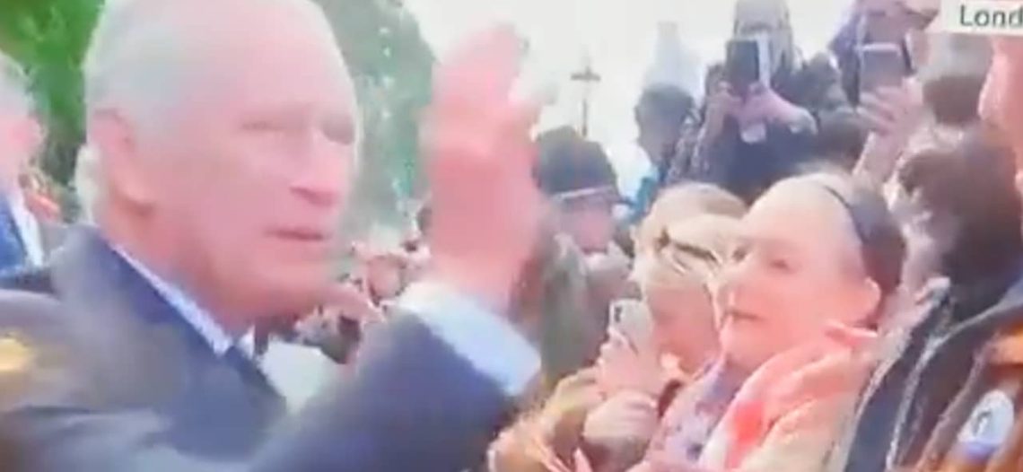 Rey Carlos III no saluda a hombre afrodescendiente y genera polémica en redes