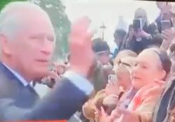 Rey Carlos III no saluda a hombre afrodescendiente y genera polémica en redes