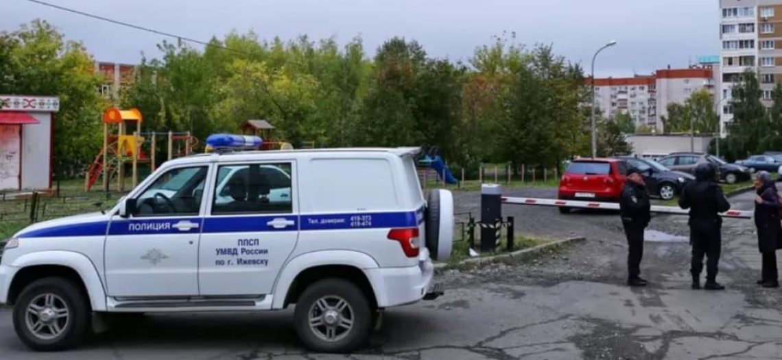 Hombre vestido de nazi abre fuego en escuela de Rusia; deja 15 muertes, entre ellos 11 menores