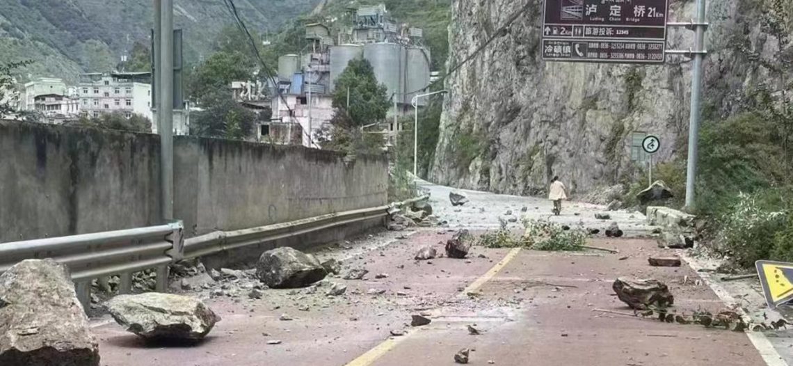 Suman 21 muertos por fuerte sismo en China