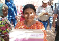 Atiende el Gobierno de Sonora a pueblo guarijío con alimento y útiles escolares