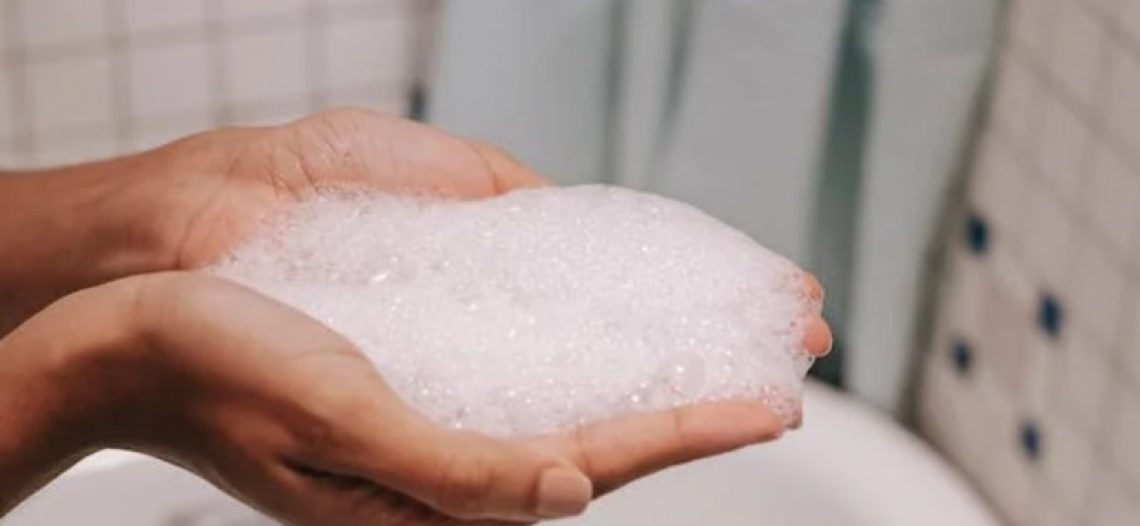 En EU retiran marcas de shampoo seco en aerosol por alerta de cáncer