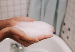 En EU retiran marcas de shampoo seco en aerosol por alerta de cáncer
