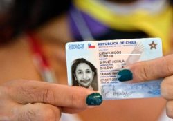 Es difícil ser le primere: Dan la primer cédula de identidad no binaria en Chile