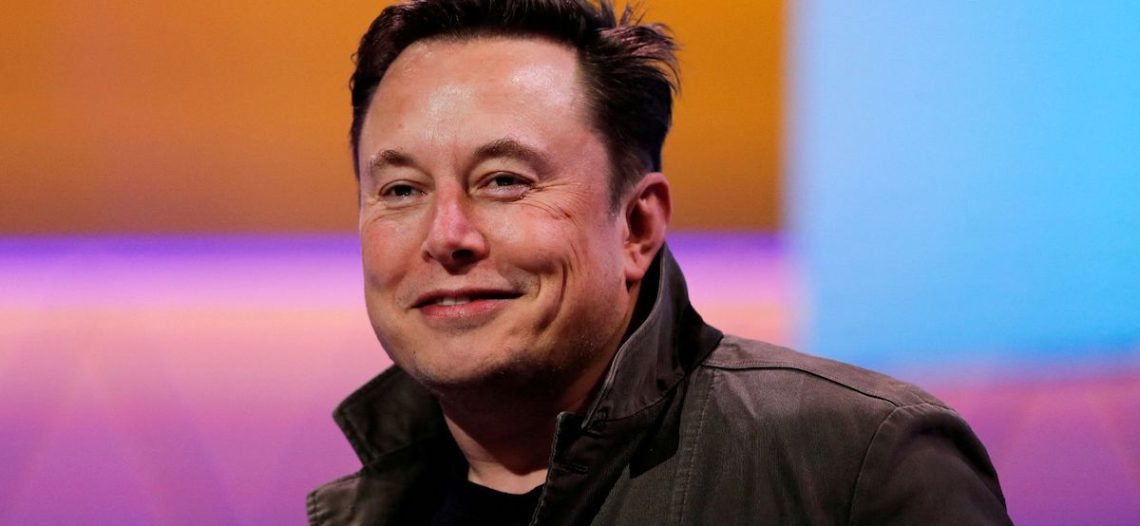 Elon Musk despide a directivos de Twitter tras comprar red social
