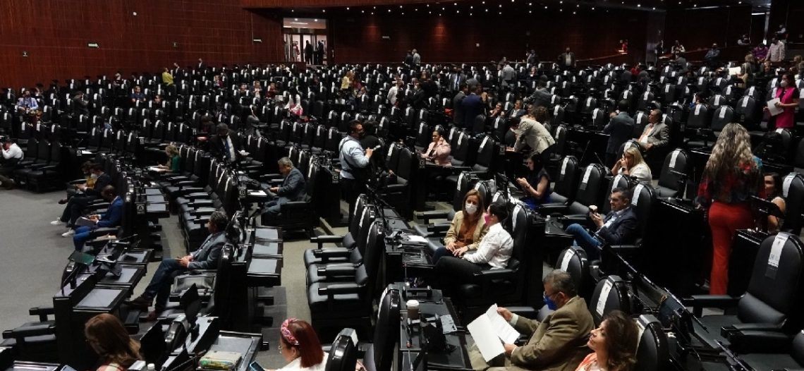 Avalan 20 nuevos cobros; diputados aprueban Ley de Derechos