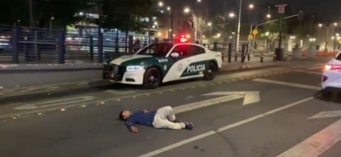 Joven se Duerme sobre Carriles Centrales de Avenida Balderas; Policías no Logran Despertarlo