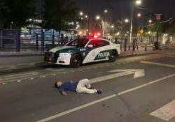 Joven se Duerme sobre Carriles Centrales de Avenida Balderas; Policías no Logran Despertarlo