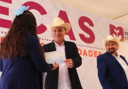 Entrega Gobernador becas a jóvenes de Aconchi, San Felipe de Jesús y Baviácora