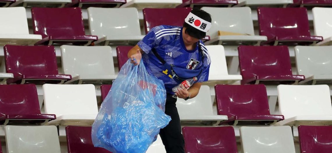 Afición de Japón vuelve a poner el ejemplo en un Mundial
