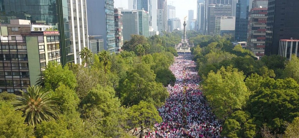 Claman por la democracia; cientos de miles de personas poblaron Reforma en defensa del INE